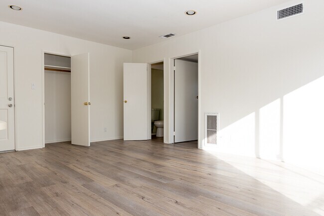 Building Photo - 8635 Cashio St
