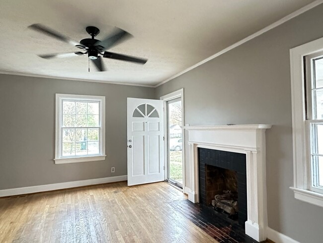 Building Photo - Charming 2-Bedroom Cottage-Style Home!