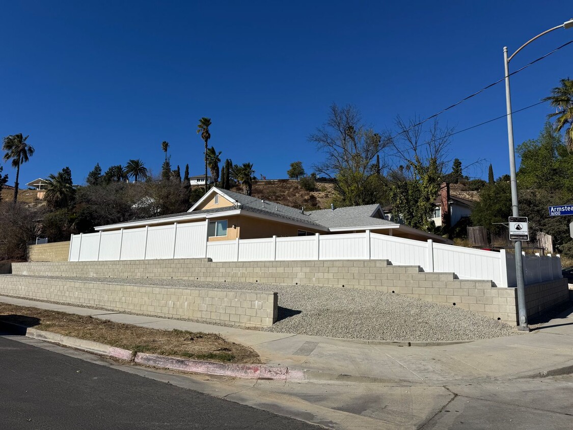 Foto principal - Beautifully Remodeled Granada Hills Pool Home