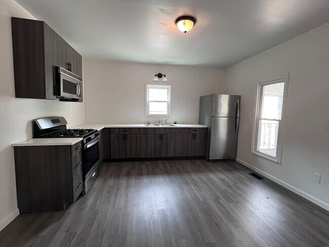Foto del edificio - Single Family Home - Three Bedroom - Laund...