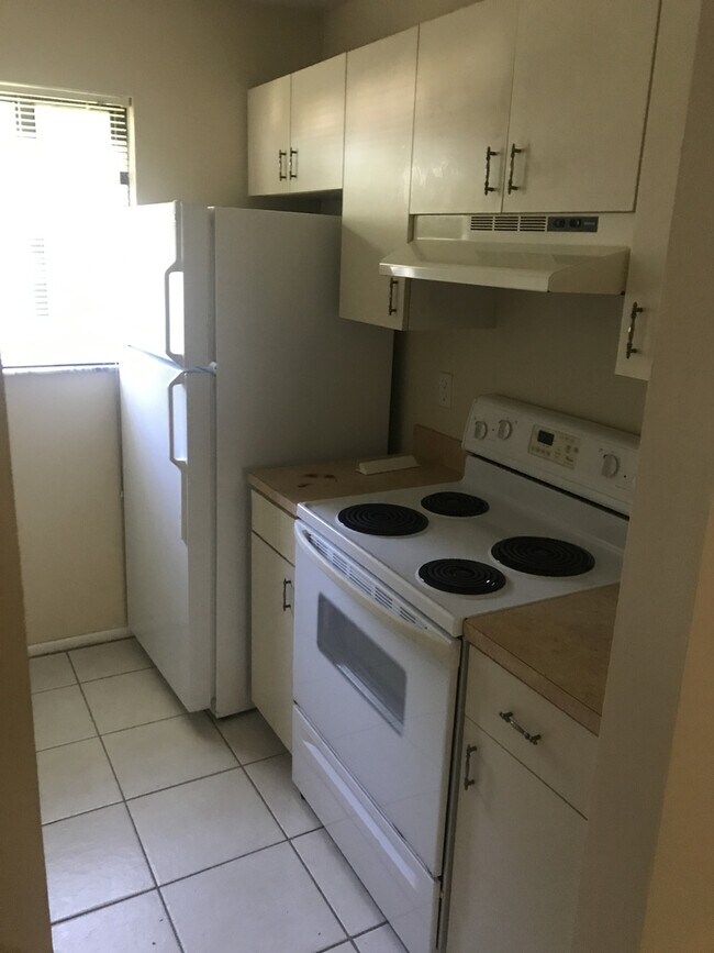 Foto del edificio - Nice 2 Bedroom 1.1 Bath with Central A/C and Tile Floors!