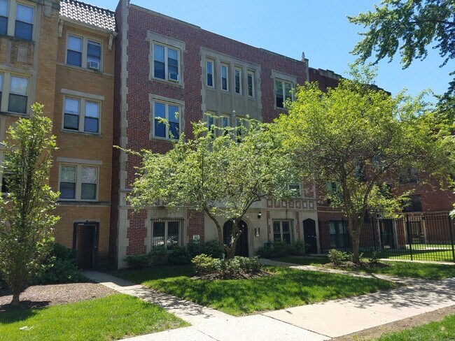 Building Photo - 1369 W Greenleaf Ave