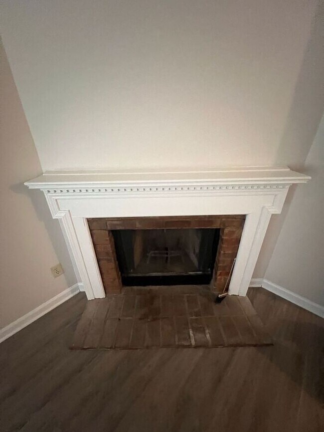 Building Photo - FINALLY a 2 bedroom 2 bath ranch duplex av...