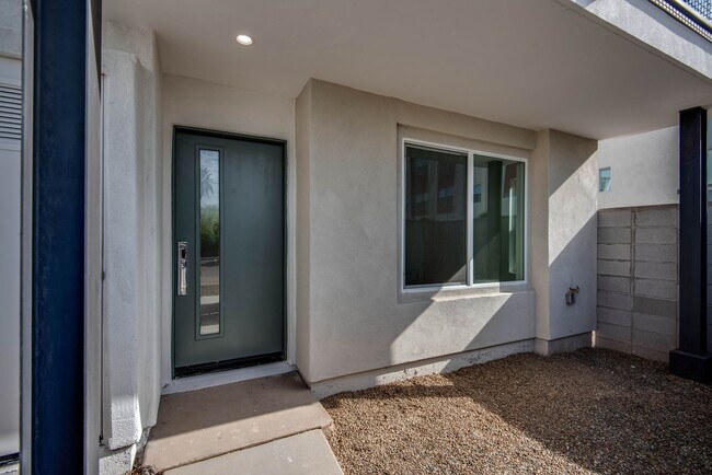 Foto del edificio - Stunning 3 Bedroom/3.5 Bath Town House in Downtown Phoenix! Tons of Upgrades Throughout!
