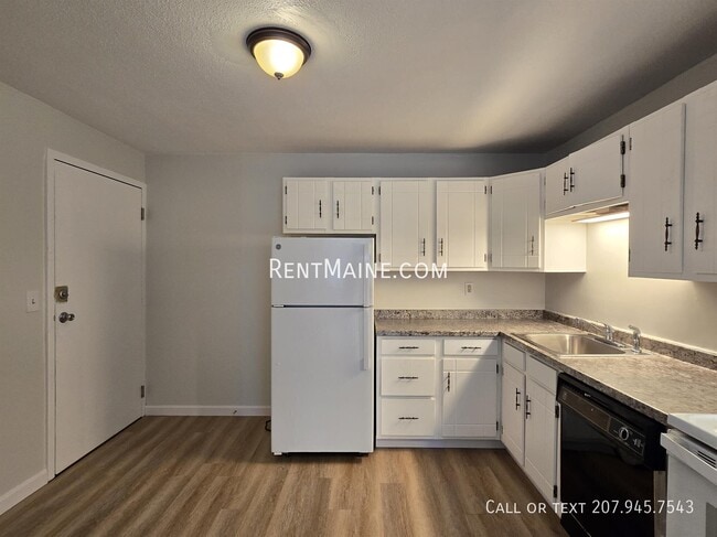 Building Photo - 10 Tall Pines Dr