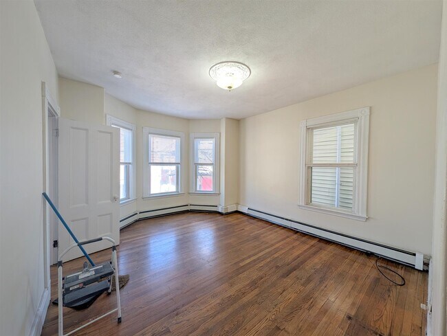 Building Photo - 393 Washington St