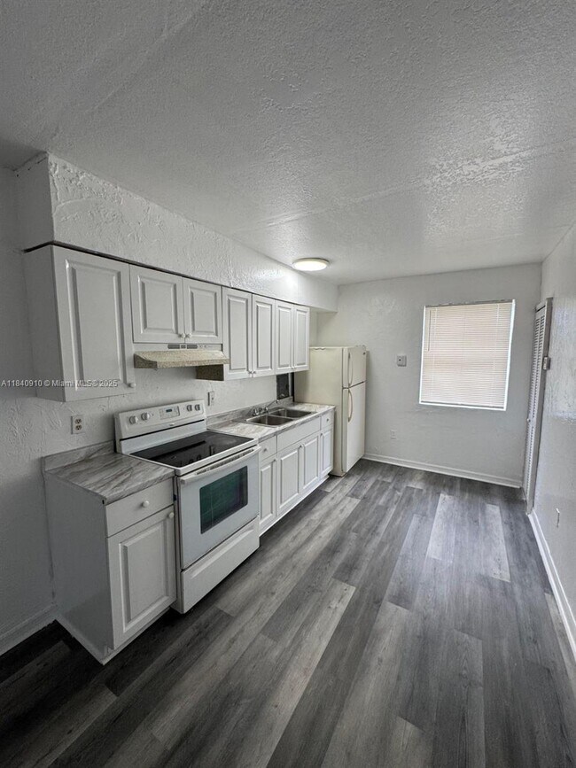 Foto del edificio - 3221 NW 48th St