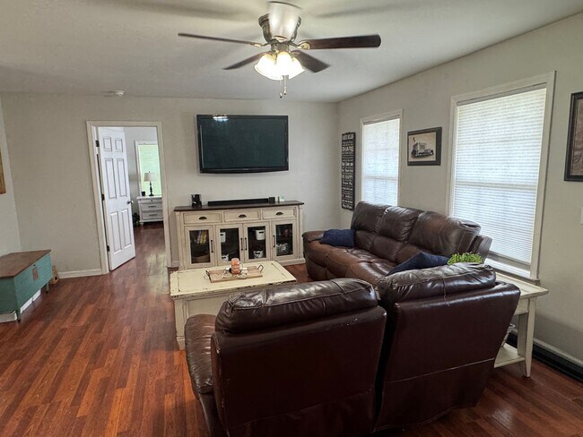 Foto del edificio - Country living on the outskirts of Nashville with 4 large beds, 2 baths, a bonus room and over an...