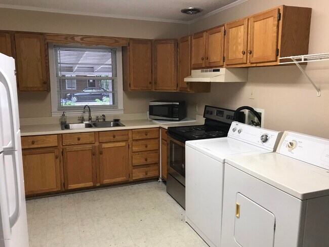 Building Photo - 5310 Greenleaf Dr