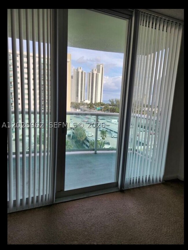 Foto del edificio - 19390 Collins Ave