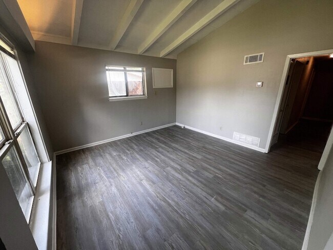 Foto del edificio - 4523 Lawrence Rd