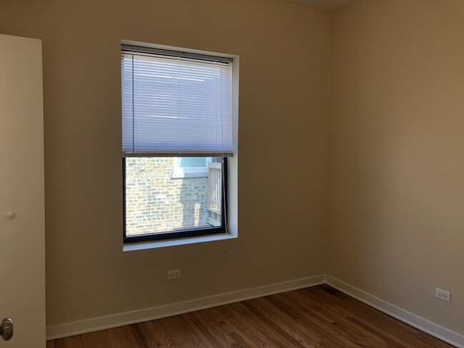 Building Photo - 6973 N Greenview Ave
