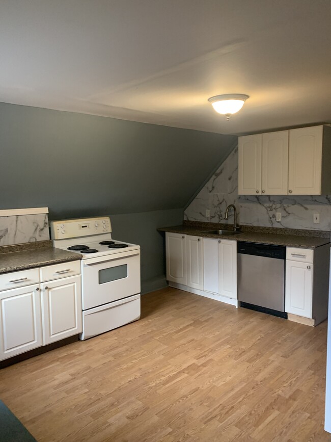 Building Photo - 541 Aylmer St N