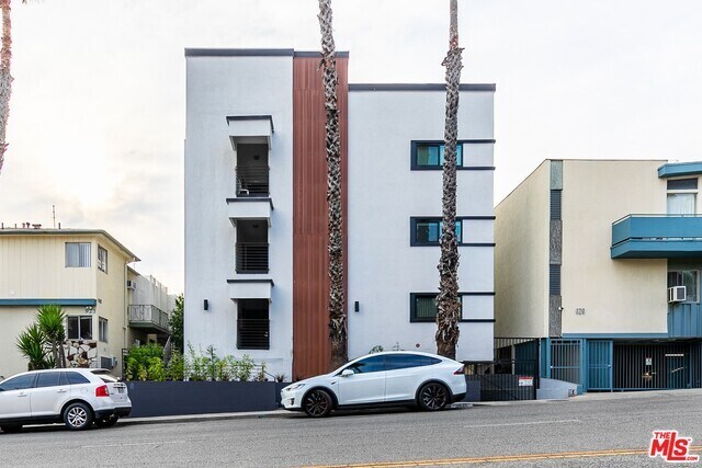 Building Photo - 925 N San Vicente Blvd