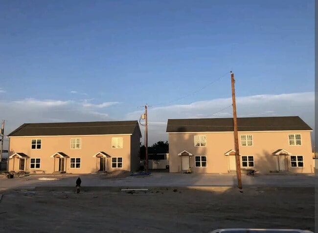 Building Photo - 142 W Daggett St