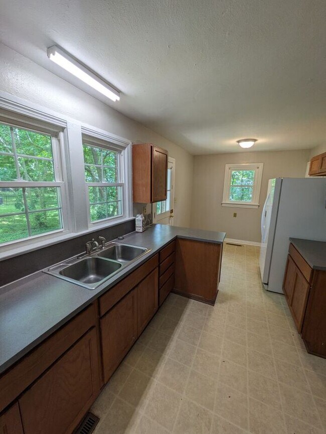 Building Photo - 3BD/1BA Single Family Home in Hickory!