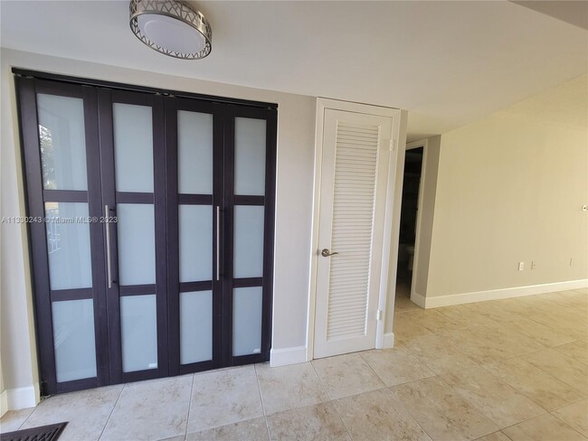Foto del edificio - 8110 Sunrise Lakes Blvd