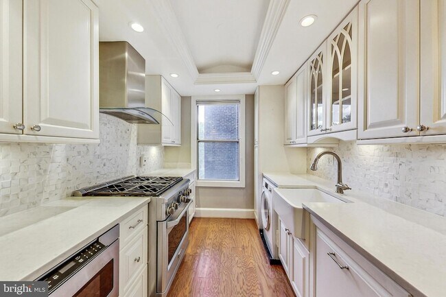 Foto del edificio - 3900 Cathedral Ave NW