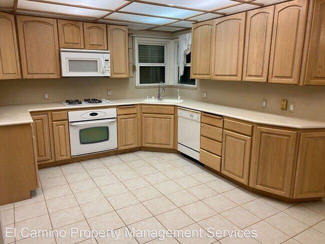 Building Photo - 3 br, 2.5 bath House - 7220 Via Amorita
