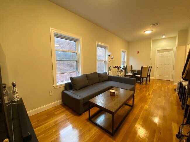 Foto del edificio - 83 Newbury Ave