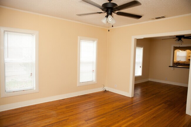 Foto del edificio - Charming 2-Bedroom Home with Spacious Back...