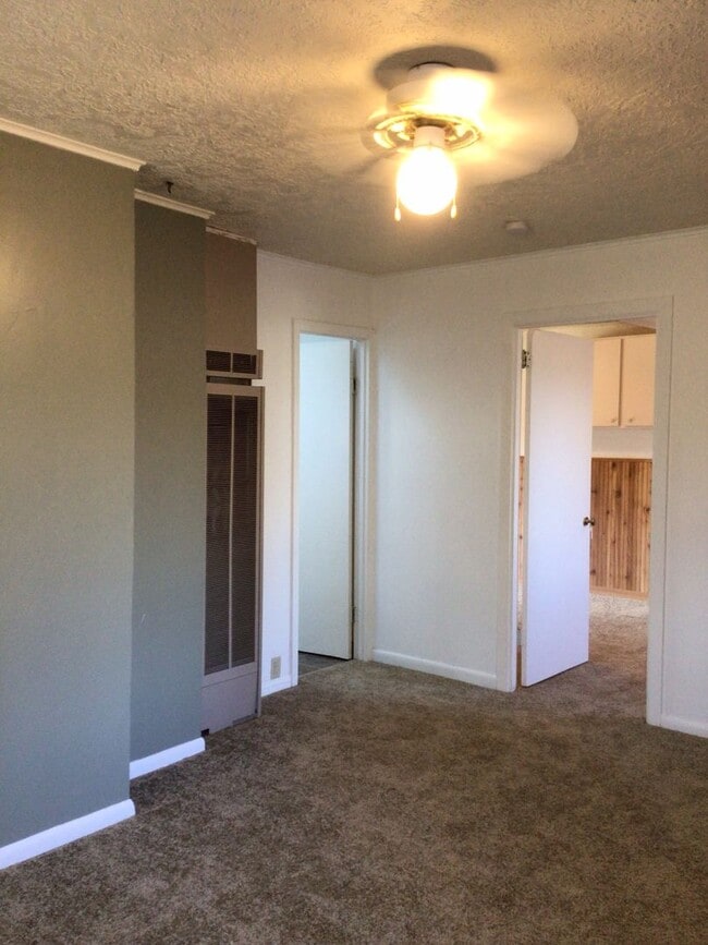 Building Photo - Great Heights Location 1BD Duplex