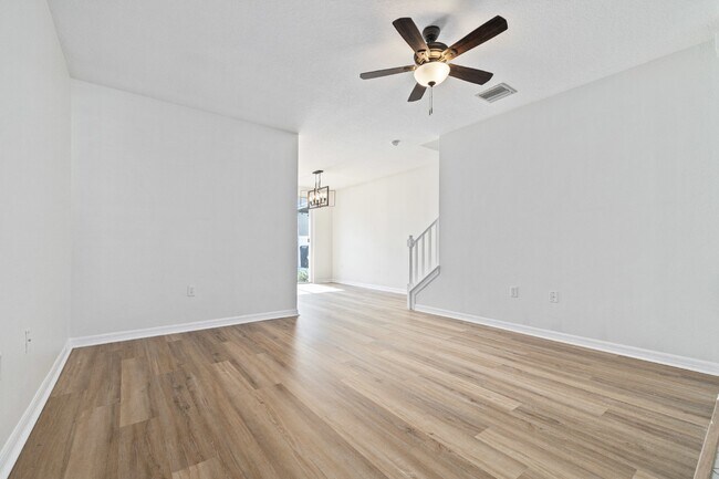 Foto del edificio - "Charming 3-Bed Townhouse with Granite Elegance in Ruskin - 1366 Sq Ft of Comfort!"