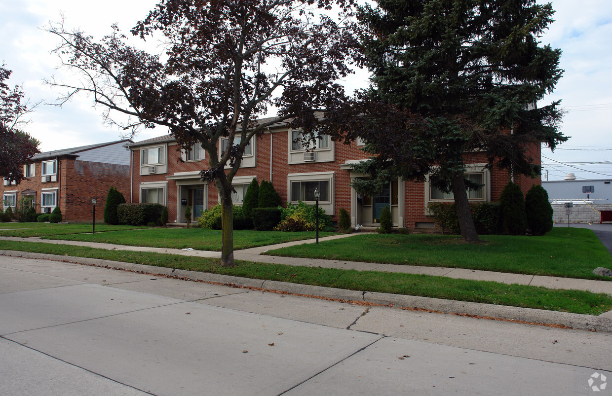 Primary Photo - 4905-4909 Briarwood Ave