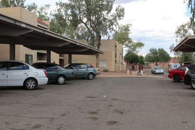 Building Photo - 2826 E Marconi Ave