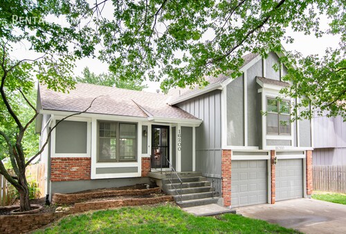 Foto del edificio - 3-bed/2-bath Split-level with Gorgeous Kit...