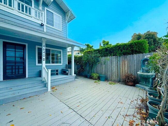 Building Photo - Welcome to This Charming 3BR/2BA Ocean Beach Coastal Home
