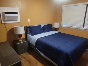 Building Photo - 405 Leonard Ave