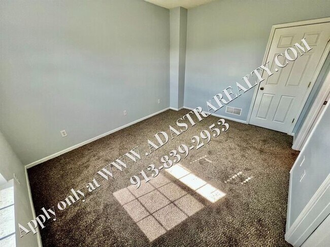 Foto del edificio - Beautiful Gardner Townhome-Available in MAY!!