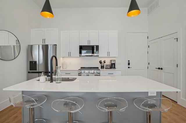 Foto del edificio - 6418 Maple Ave