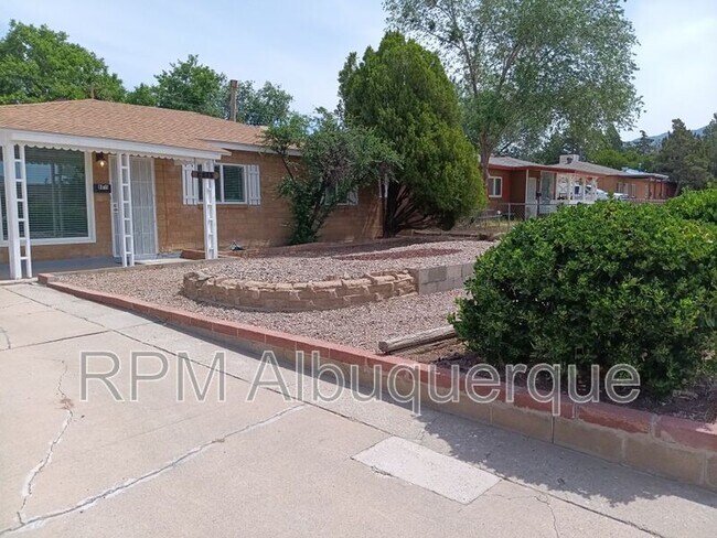 Foto del edificio - 8815 Menaul Blvd NE