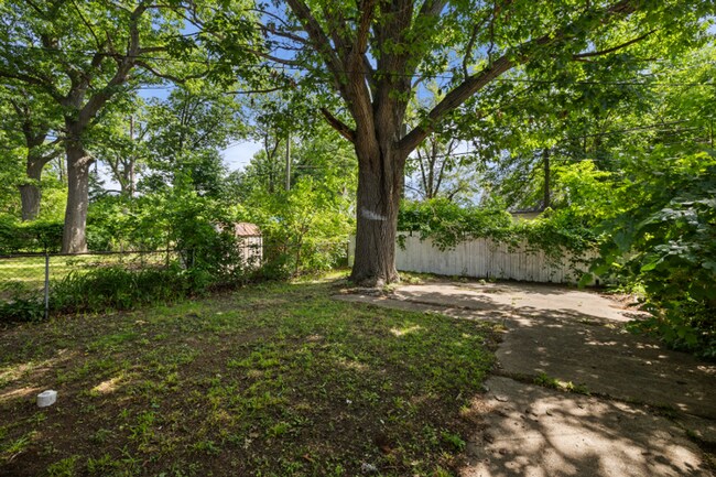 Foto del edificio - 15716 Cherrylawn St
