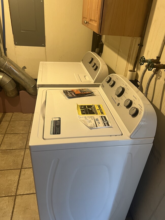 Building Photo - 17310 H Dr S