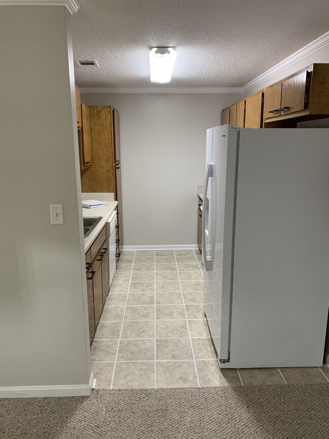 Building Photo - Condo available 8/7! All utilities included