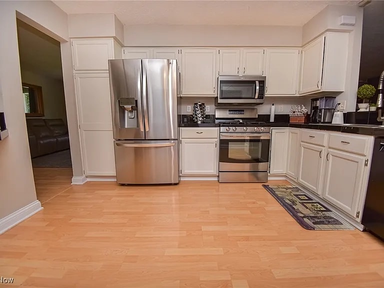 10266 Huntington Park Dr Strongsville, OH 44136 – photo 5