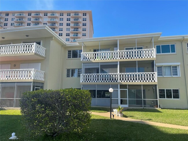 Building Photo - 450 Golden Isles Dr