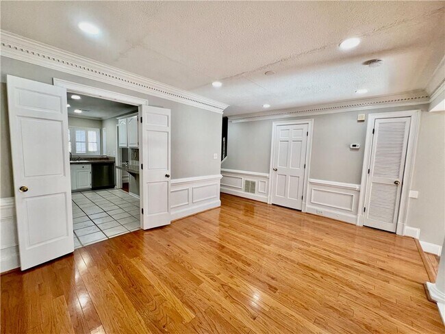 Foto del edificio - 215 Brantley Rd