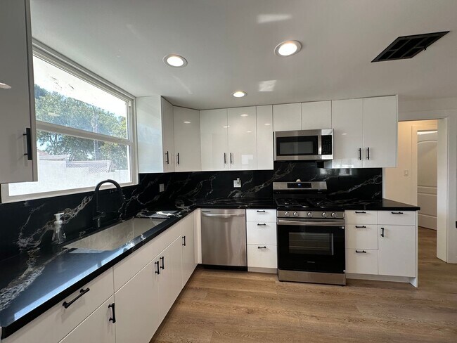 Building Photo - Beautiful Single story 4 Bedrooms 2 Baths ...