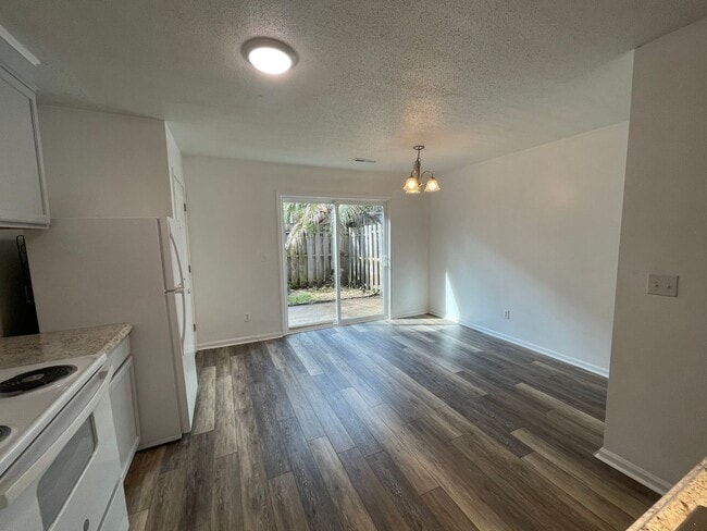 Building Photo - 2 Bedroom Townhome within Blocks to the Beach