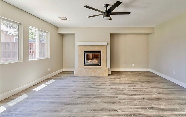 Building Photo - Will Not Last! Beautiful 3 Bedroom Mapleto...