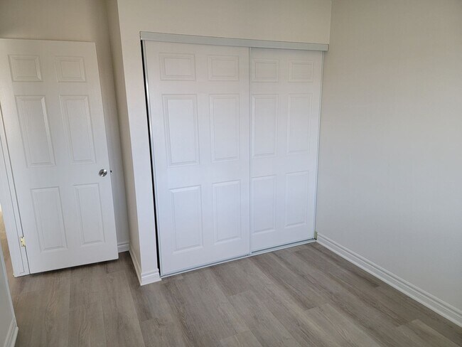 Building Photo - 3bed/1.5ba End Unit with Private Backyard ...