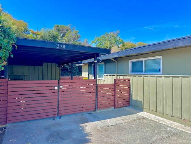 Private entrance - 220 Los Altos Pl