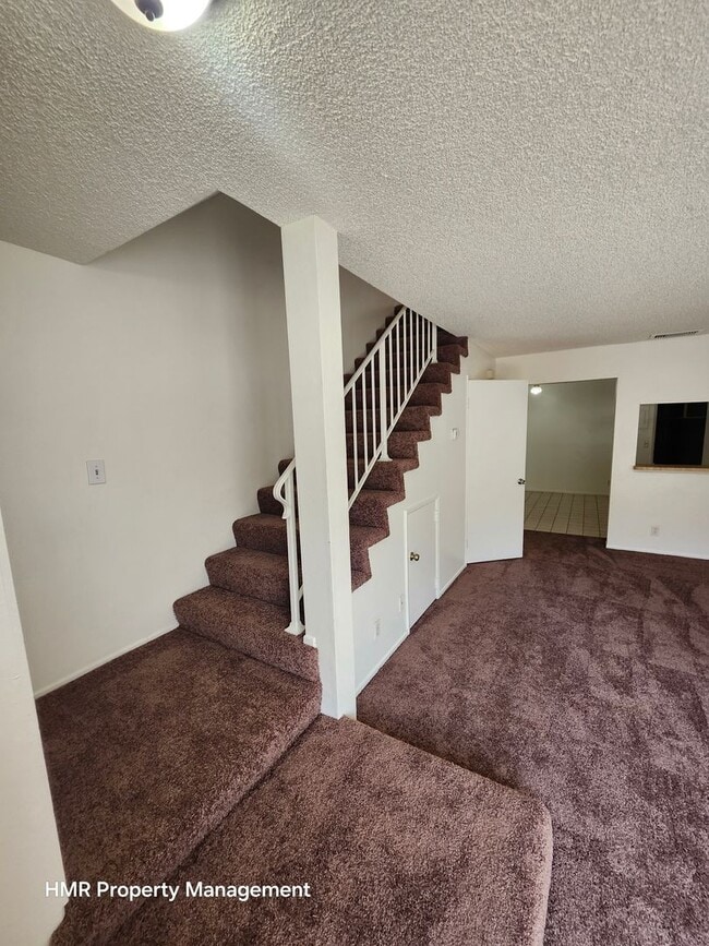 Building Photo - Two-Story condo in Ontario