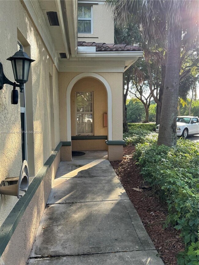 Foto del edificio - 2442 Centergate Dr