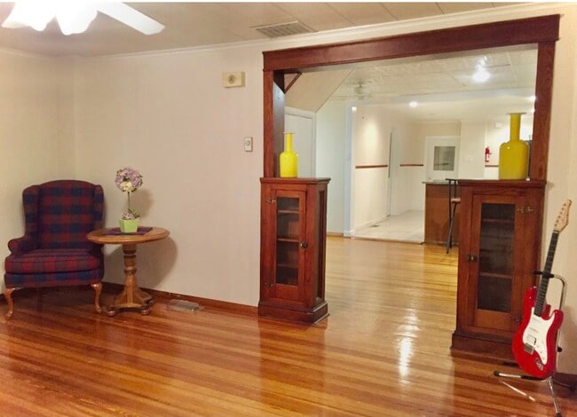 Sala de estar - 994 Vine St