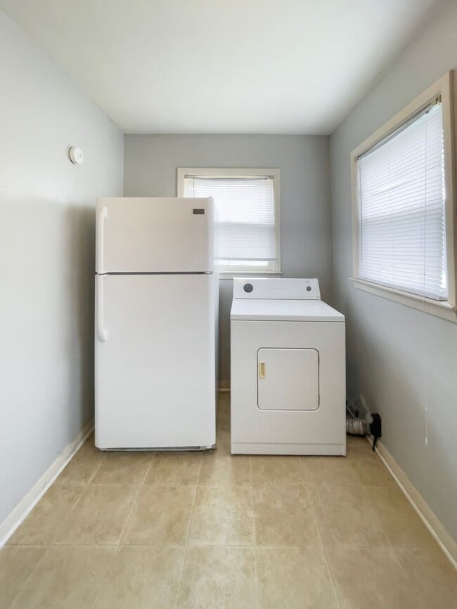 Building Photo - Dishwasher and Washer/Dryer Included